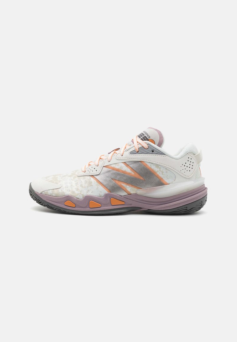 Zapatilla deportiva ligera con parte superior de malla blanca y gris, acentos en naranja y suela texturizada gris. Presenta cordones rosas y un cuello acolchado.