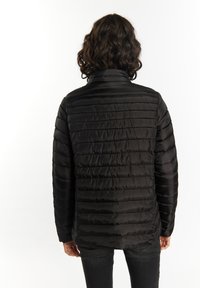 Sort pufferjakke med vandret syninger, lige snit og høj krave. Glat, skinnende stof med et let design.
