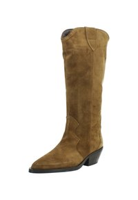 Bota de ante marrón hasta la rodilla con punta afilada y costuras decorativas sutiles en el eje. Terminada con un tacón bajo apilado.