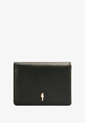 Czarny skórzany portfel z teksturowanym wykończeniem, z metalowym złotym logo na przedniej stronie. Kompaktowy prostokątny kształt.