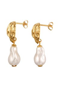 Boucles d'oreilles dorées avec un design en vagues texturé, présentant des perles blanches en forme de goutte suspendues à un anneau.