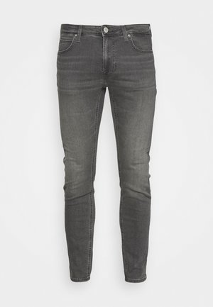 Jeans de hombre de corte ajustado en denim negro descolorido, con bolsillos delanteros, trabillas para cinturón y cierre de botón.