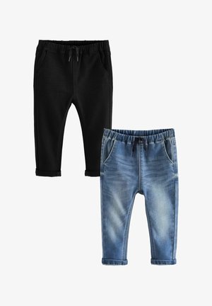 Zwei Hosenpaare: eine schwarze, die andere hellblaue Jeans. Beide verfügen über einen Kordelzugbund und umgekrempelte Säume sowie Seitentaschen.