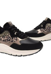 Sneaker neri e metallici con un pannello in stampa leopardata, camoscio testurizzato e accenti brillanti, dotati di suola piatta bianca.