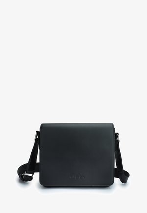 Borsa a tracolla in pelle nera con una texture liscia, forma rettangolare, tracolla regolabile e pattina frontale con dettagli in rilievo del logo.
