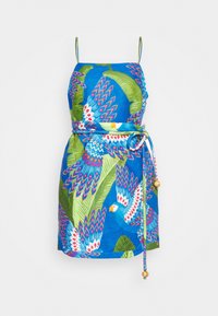 Robe bleue sans manches avec fines bretelles, imprimé de feuilles vertes et perroquet coloré, et ceinture assortie avec des accents de perles en bois.