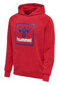 Röd huvtröja med en blå grafisk logotyp med ordet "hummel" och en framficka i form av en känguru. Tillverkad av mjukt, texturerat material.