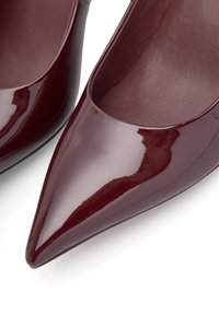 Woden Klasické lodičky na opätku - cherry