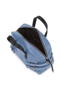 Μπλε τσάντα από τζιν με μαύρες δερμάτινες λαβές και φερμουάρ. Διαθέτει ασημί αξεσουάρ και ανοιχτό εσωτερικό με μαύρη επένδυση και τσέπες.