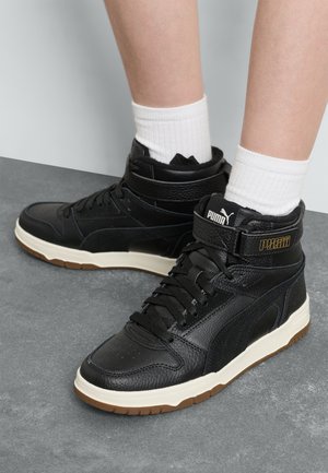Czarne wysokie sneakersy z cholewą skórzaną i syntetyczną, z białą podeszwą pośrednią i gumową podeszwą zewnętrzną. Teksturowane akcenty i detal z logo.