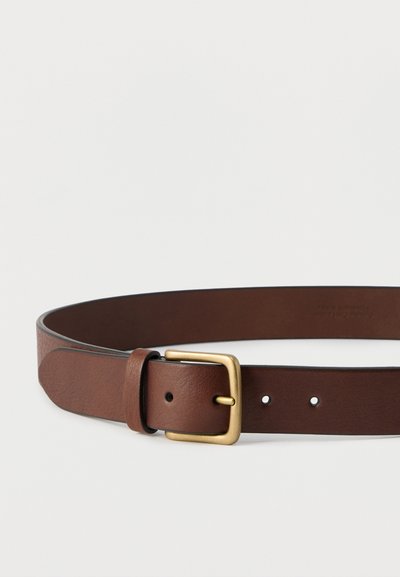 Ceinture en cuir marron avec une boucle rectangulaire dorée, posée à plat avec la boucle centrée et trois trous de réglage visibles.