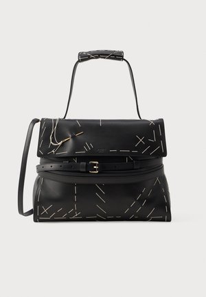Bolsa de couro preta com um design estruturado, apresentando padrões cosidos em branco, uma alça superior e uma alça de ombro removível.