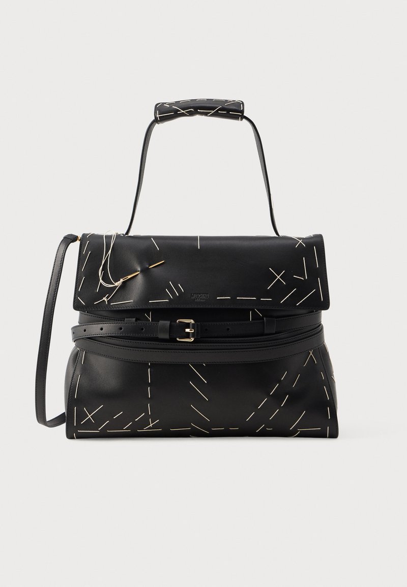 Borsa a mano in pelle nera con un design strutturato, caratterizzata da pattern cuciti bianchi, una maniglia superiore e una tracolla removibile.