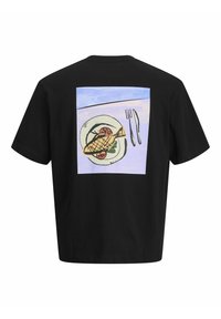 Sort T-shirt med et grafik af en tallerken med grillet fisk, tomater og grønne blade på en lys blå baggrund. Korte ærmer, afslappet pasform.