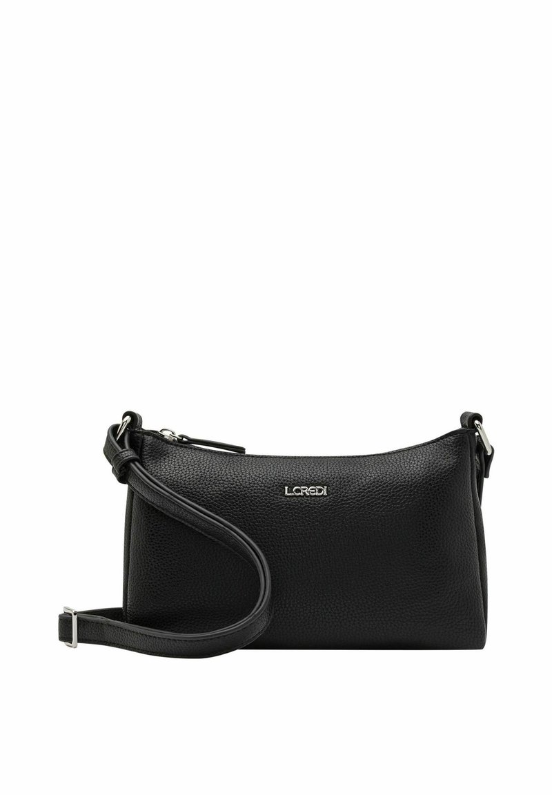 Schwarz Leder Crossbody-Tasche mit strukturierten Oberfläche, silberner Hardware, verstellbarem Riemen und eingeprägtem Logo auf der Vorderseite. Rechteckige Form.