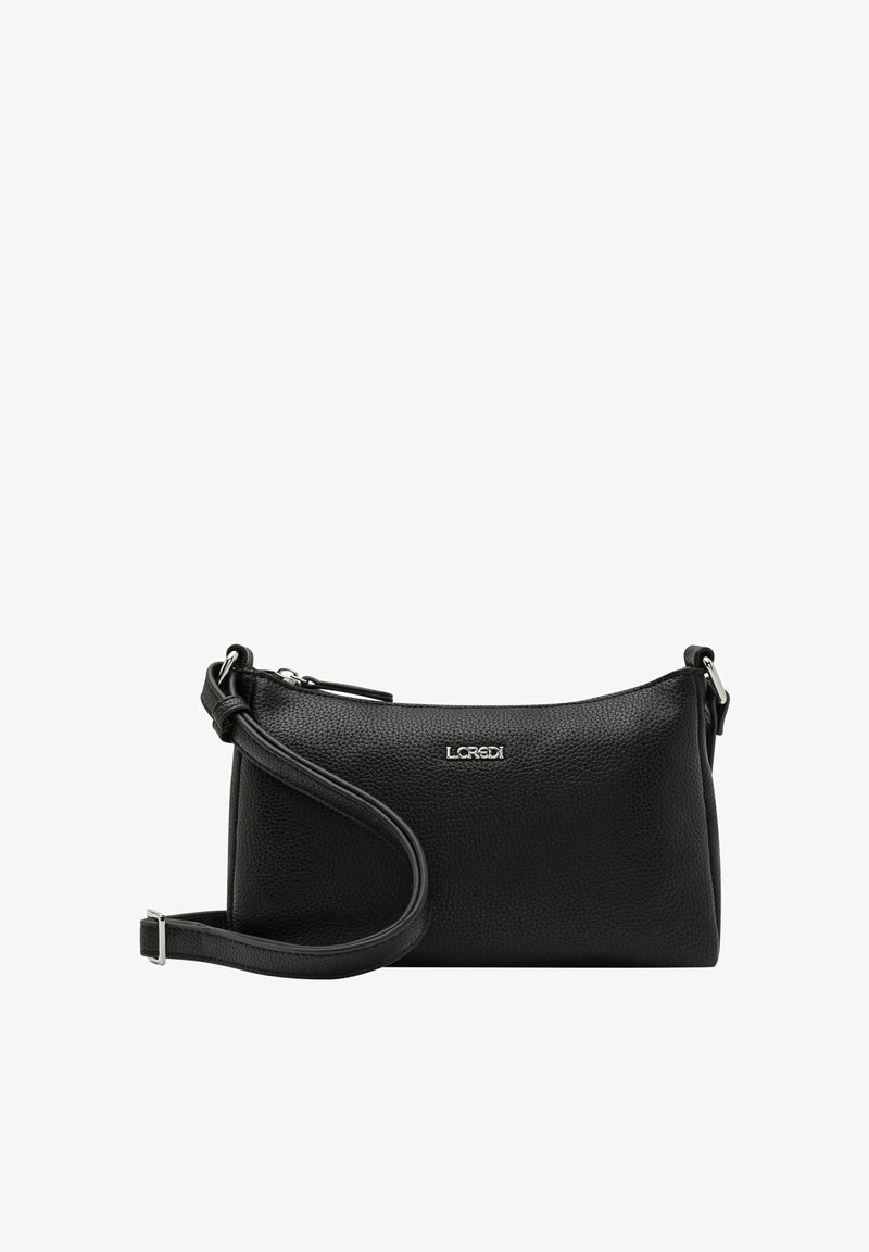 Schwarz Leder Crossbody-Tasche mit strukturierten Oberfläche, silberner Hardware, verstellbarem Riemen und eingeprägtem Logo auf der Vorderseite. Rechteckige Form.