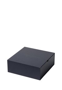 Boîte rectangulaire fermée de couleur bleu marine avec un logo en relief subtil sur le couvercle, isolée sur fond blanc.