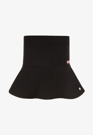 Jupe évasée noire en tissu extensible, avec une texture lisse et une petite étiquette logo sur la ceinture. L'ourlet est arrondi.