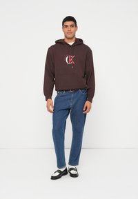Calvin Klein Jeans GRAPHIC HOODIE - Φούτερ - rich brown