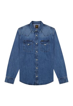 Zila džinsa, ar garām piedurknēm, pogājama krekls ar divām krūšu kabatām un smailu yoke šuvēm, zīmola uzlīme "Lee" pie labās kabatas.