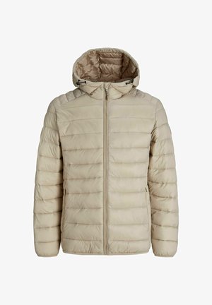 Chaqueta acolchada beige con capucha, con textura acolchada, cierre de cremallera frontal y bolsillos laterales. Superficie lisa, material ligero.