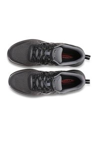 Schwarze Sportschuhe mit einem Mesh-Obermaterial, grauen Akzenten und schwarzen Schnürsenkeln. Die Einlegesohlen sind mit "MBT" gekennzeichnet und verfügen über ein gepolstertes Design.