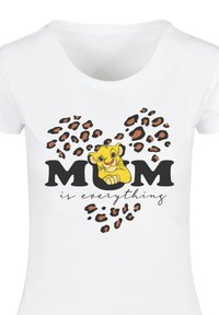 Balta marškinėliai su leopardų rašto širdies dizainu. Juodaisiais rašmenimis užrašas "MAMA yra viskas" ir animaciniu liūto veidu centre.