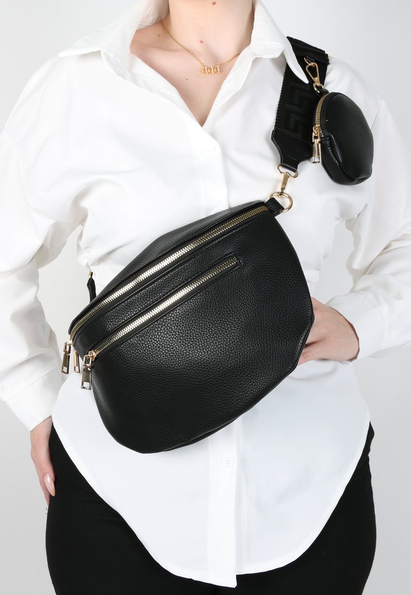Marsupio in pelle nera con superficie testurizzata, due scomparti con cerniera, hardware dorato e una piccola borsa staccabile sulla tracolla.