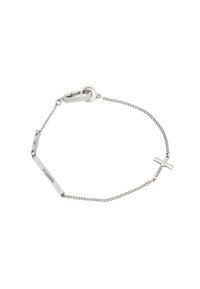 Pulsera de cadena de plata con eslabones rectangulares, un colgante en forma de cruz y una etiqueta grabada que dice "ALLSAINTS". Textura suave y acabado pulido.