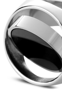 Sølvring med en polert, reflekterende overflate og en svart indre band. Designet inkluderer glatte kurver og en avrundet form.