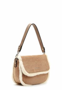 Petit sac à épaule en daim beige avec bordure en fourrure crème et poignée marron réglable, doté d'un rabat avant et de ferrures argentées.