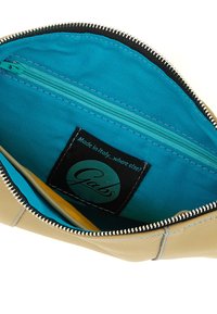 Borsa in pelle beige con interno turchese, cerniera argentata, tasca interna e etichetta nera con il nome del marchio. Finitura testurizzata.