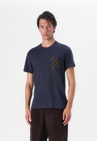 Barbour BARBOUR ARNSIDE TARTAN POCKET T-SHIRT - Μπλουζάκι με στάμπα - navy