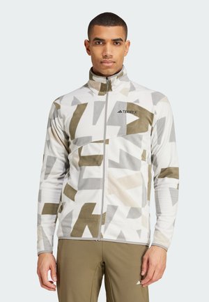 Chaqueta de forro polar con cuello alto, cierre de cremallera y un patrón geométrico en tonos de blanco, gris y verde oliva. Logo en el pecho.