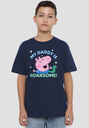 Kobaltblaues Baumwoll-T-Shirt mit einem Cartoon-Schwein, dem Text "MEIN PAPA IST TOLL!" und grünen Dinosaurier-Details. Kurze Ärmel, lockere Passform.