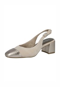 Zapato slingback de ante beige con punta metálica plateada, tacón cuadrado y correa ajustable en el tobillo. Textura suave con un diseño neutro.