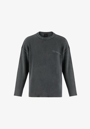 Suéter de manga larga acanalado en gris oscuro con escote redondo y corte relajado. Presenta un sutil branding en la parte frontal. Textura suave.