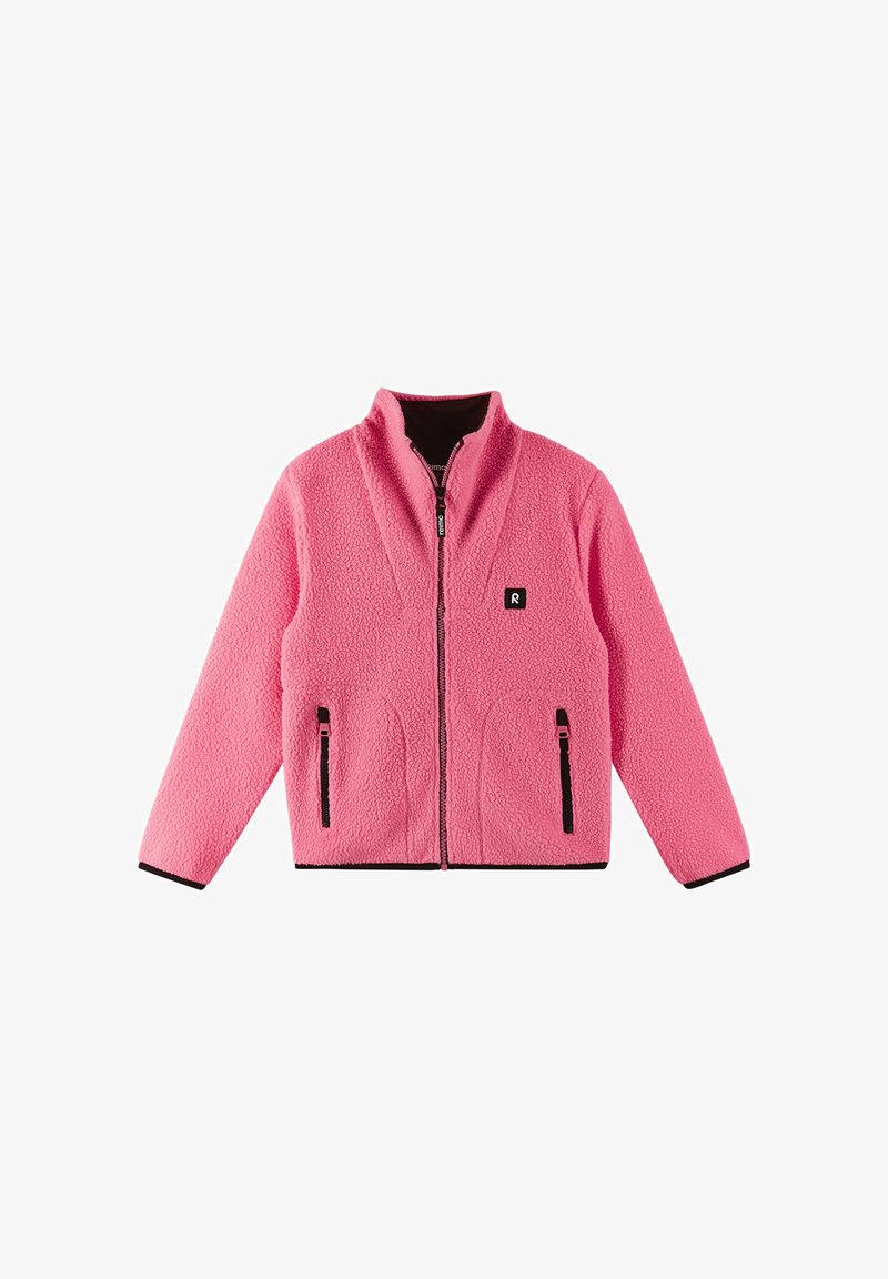 Różowa polarowa kurtka z czarnym zamkiem błyskawicznym i dwoma przednimi kieszeniami na zamek, z małą czarną łatką logo na piersiach.