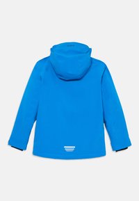 Blå vattentät jacka med huva, med en slät yta och kontrasterande svarta muddar. Reflekterande detaljer på baksidan.