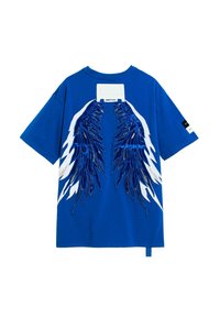 Camiseta de algodón azul con un gran bordado detallado de alas blancas y azules en la espalda. Mangas cortas, corte relajado y una etiqueta en el cuello.