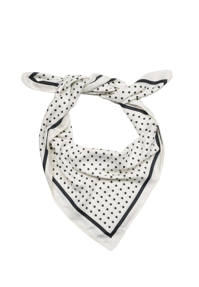 Witte zijden sjaal met zwarte polka dots en een zwarte rand, losjes gebonden met twee uiteinden die uitsteken tegen een witte achtergrond.