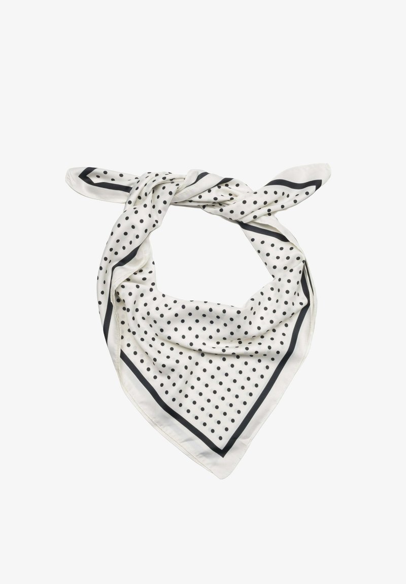 Witte zijden sjaal met zwarte polka dots en een zwarte rand, losjes gebonden met twee uiteinden die uitsteken tegen een witte achtergrond.