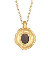 Collana con pendente in oro che presenta una pietra ovale scura incastonata in un bezel in oro testurizzato e ondulato, appesa a una catena a maglie.