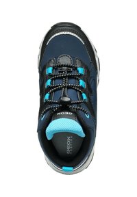 Niebieskie i czarne buty sportowe z siateczkową cholewką, teksturowanym systemem sznurowania, wyściełanym kołnierzem i szarym podłożem. Posiadają logo Geox na pięcie.