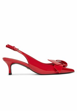 Zapato slingback de charol rojo con tacón kitten, punta puntiaguda y un gran lazo decorativo en la parte delantera.