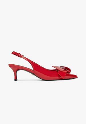 Czerwony lakierowany sandał na niskim obcasie typu kitten heel, z szpiczastym noskiem i dużą ozdobną kokardą z przodu.