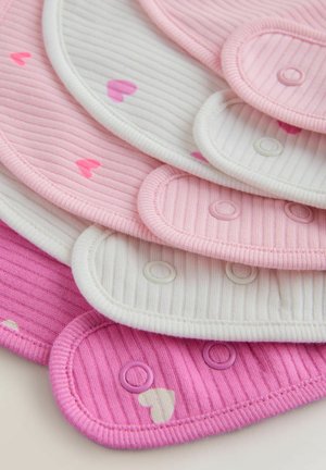 Bavoirs en coton aux teintes rose et blanc avec une texture côtelée, ornés de petits motifs en forme de cœur et de fermetures à pression sur les bords.