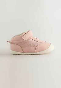 Jasnoróżowe trampki dla małych dzieci z rzepem i teksturowanymi akcentami, z miękką wewnętrzną wyściółką i białą gumową podeszwą.