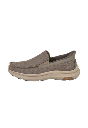 Zapatos tipo slip-on de tela caqui con acabado texturizado. Cuentan con una suela beige acolchada y acentos grises contrastantes en el talón.