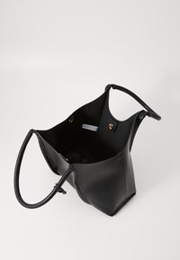 Schwarze Leder-Tote mit glatter Textur, offenem oberen Bereich und zwei Schulterriemen. Verfügt über goldene Beschläge und ein geräumiges Innenfach.